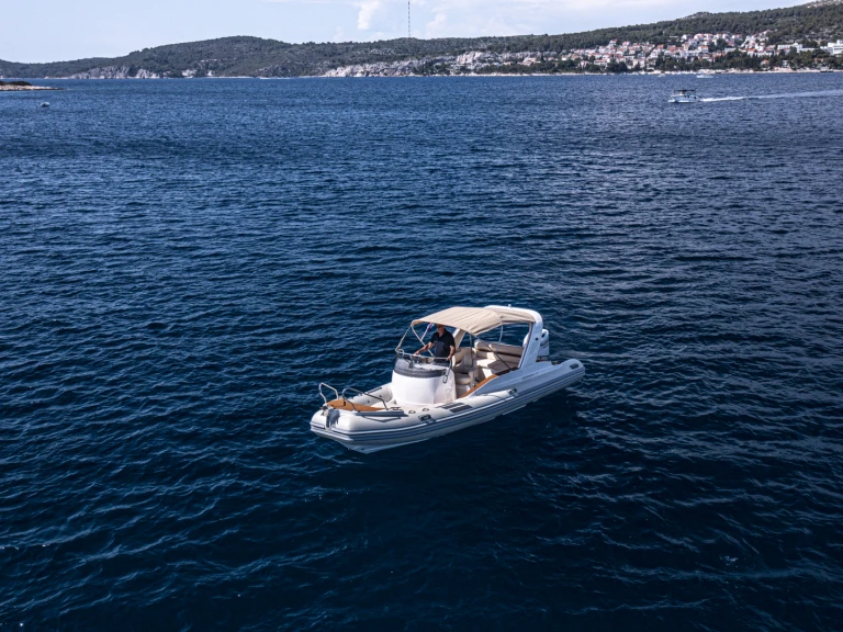 Aquamax B 23 F in Hvar on SamBoat