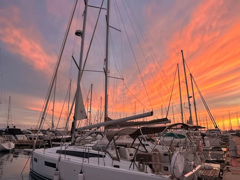 Jeanneau Sun oddysey 350 in Marina deportiva de Menorca on SamBoat