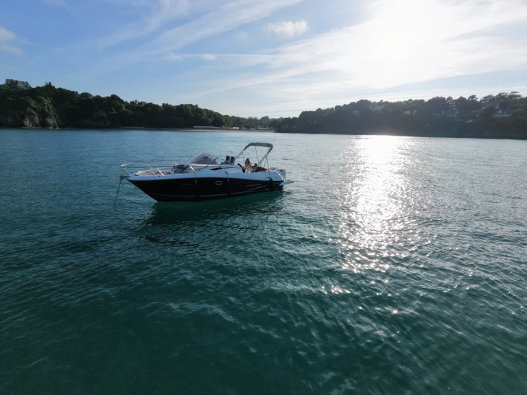 Yacht charter Saint-Quay-Portrieux cheap Cap Camarat 8.5 WA