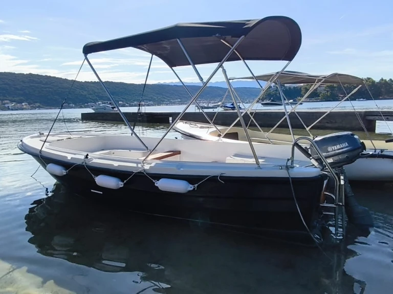 Bareboat Rental Motorboat Adria 500 with a boat licence