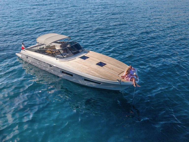 Rent a Itama Itama 45 Saint-Tropez