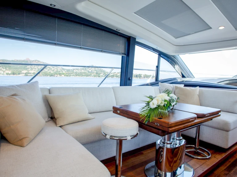 Bareboat Rental Motorboat Princess with a boat licence