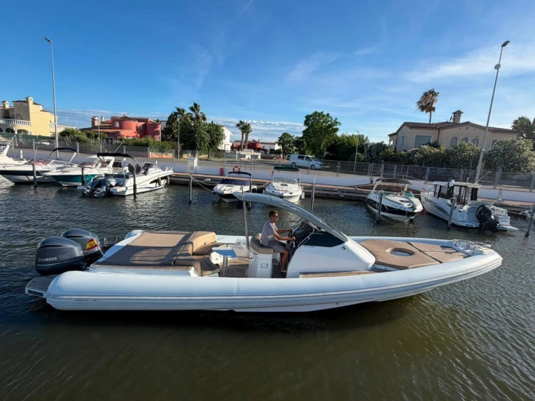 Magazzu MX 11 in Empuriabrava on SamBoat