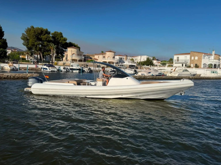 Boat rental Magazzu MX 11 in Empuriabrava on Samboat