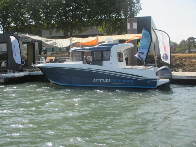 Bénéteau Barracuda 9 charter bareboat or captained in  Vannes