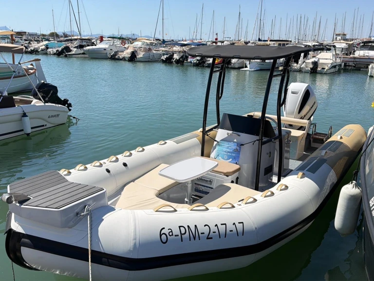 Yacht charter Alcúdia cheap Hurricane 733