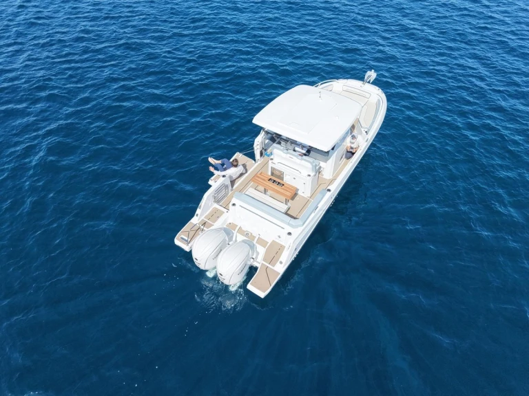 Motorboat rental in Cogolin - Jeanneau Cap Camarat 9.0 CC