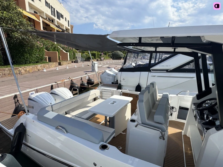 Motorboat rental with or without captain Jeanneau Cogolin