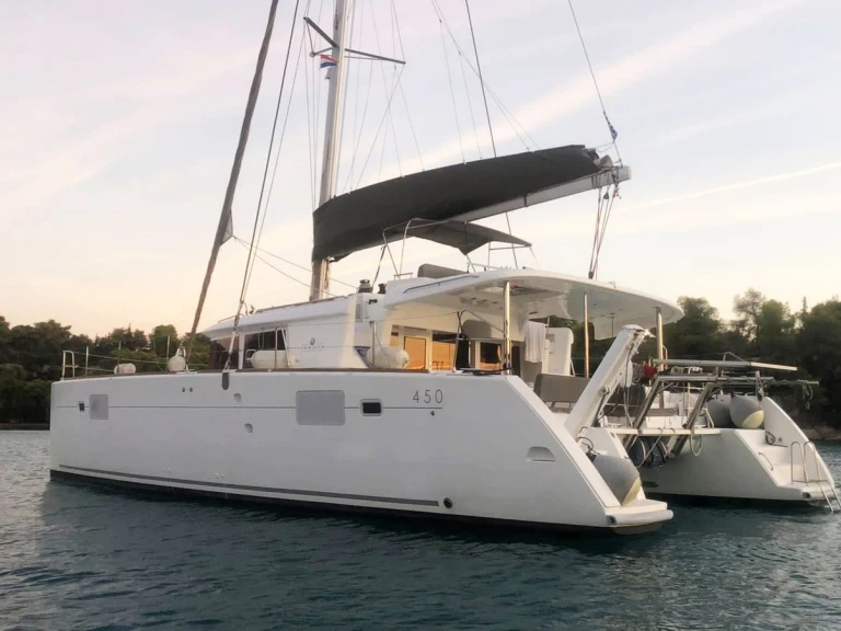 Rent a Lagoon Lagoon 450 F Alimos