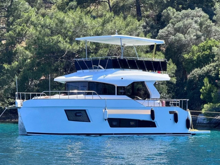Motorboat for rent Göcek at the best price