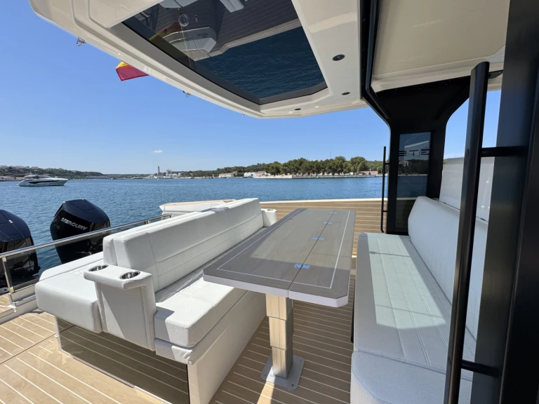 Saxdor SAXDOR 400 GTS charter bareboat or captained in  Mahon Port