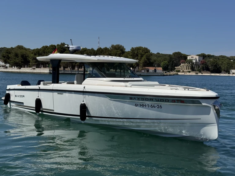 Yacht charter Mahon Port cheap SAXDOR 400 GTS
