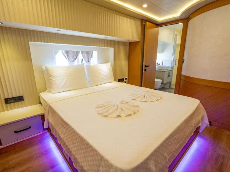 Motorboat for rent Göcek at the best price
