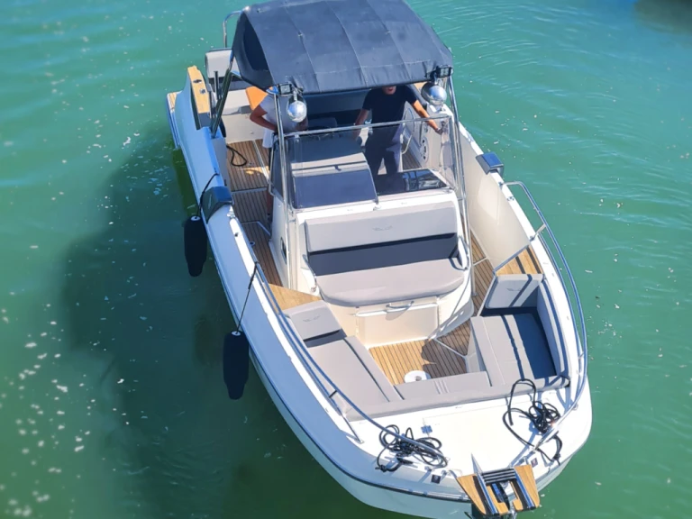 Bareboat Rental Motorboat Bénéteau with a boat licence