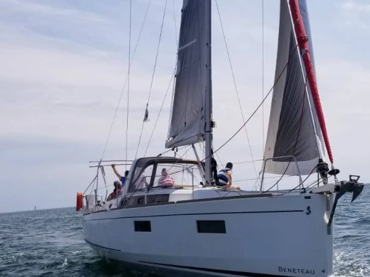 Boat rental Bénéteau Oceanis 38.1 in Les Sables-d'Olonne on Samboat