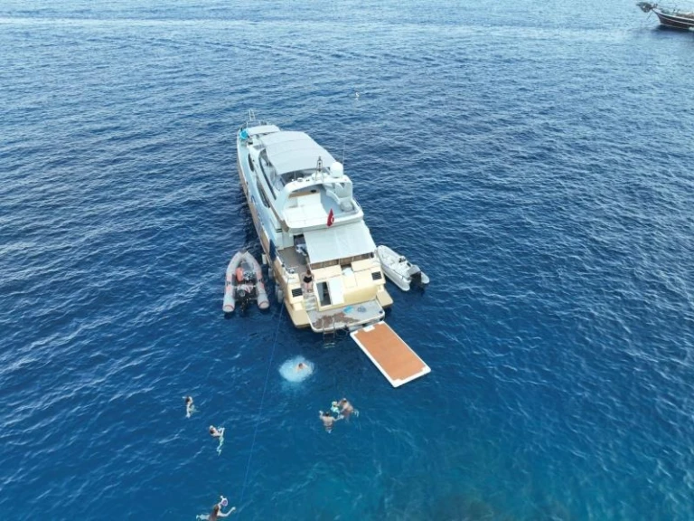 Motorboat for rent Göcek at the best price