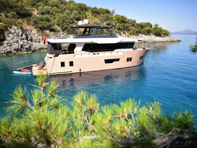 Motorboat for rent Göcek at the best price