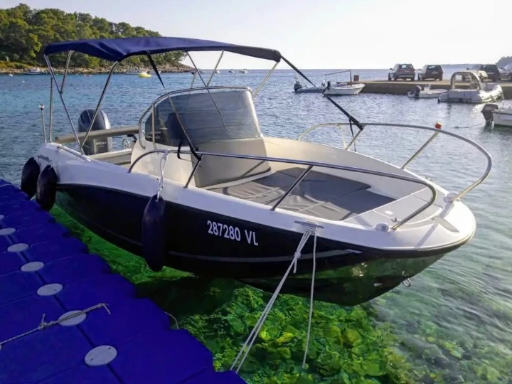 Bareboat Rental Motorboat Quicksilver with a boat licence
