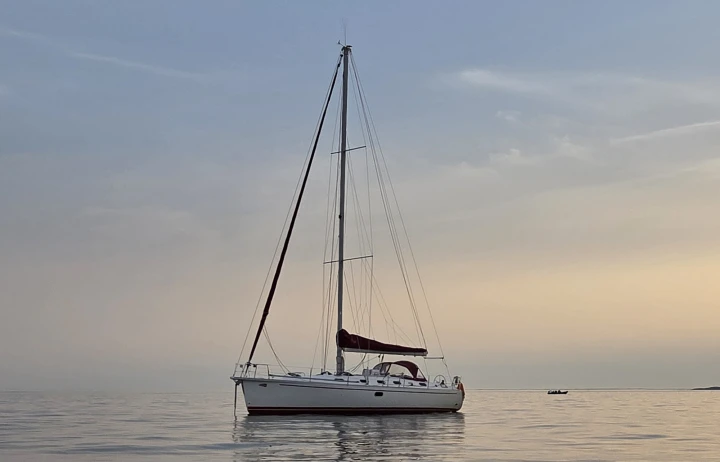 Sailboat for rent Arzon at the best price