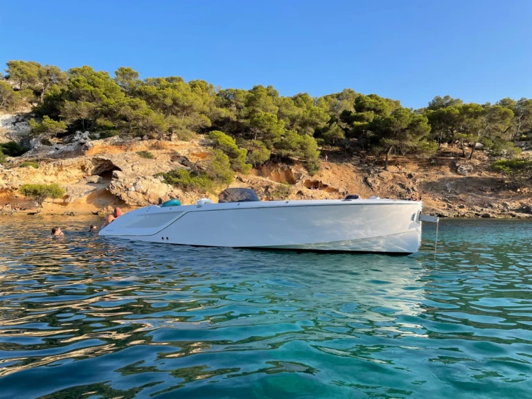 Bareboat Rental Motorboat Frauscher with a boat licence