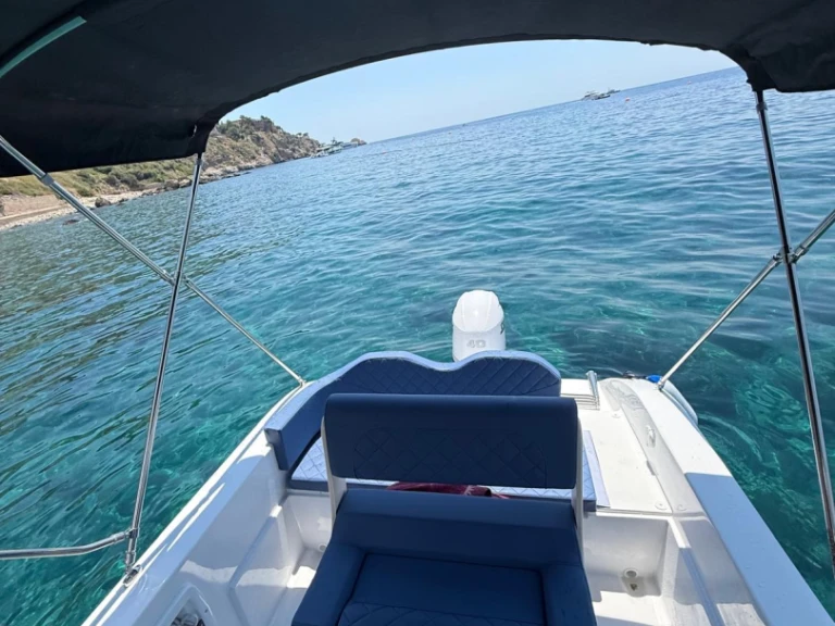 Bareboat Rental Motorboat Trimarchi with a boat licence