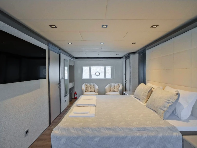 Bareboat Rental Motorboat Custom Made with a boat licence