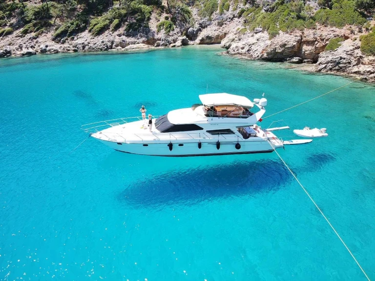 Motorboat for rent Göcek at the best price