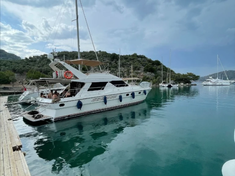 Motorboat for rent Göcek at the best price