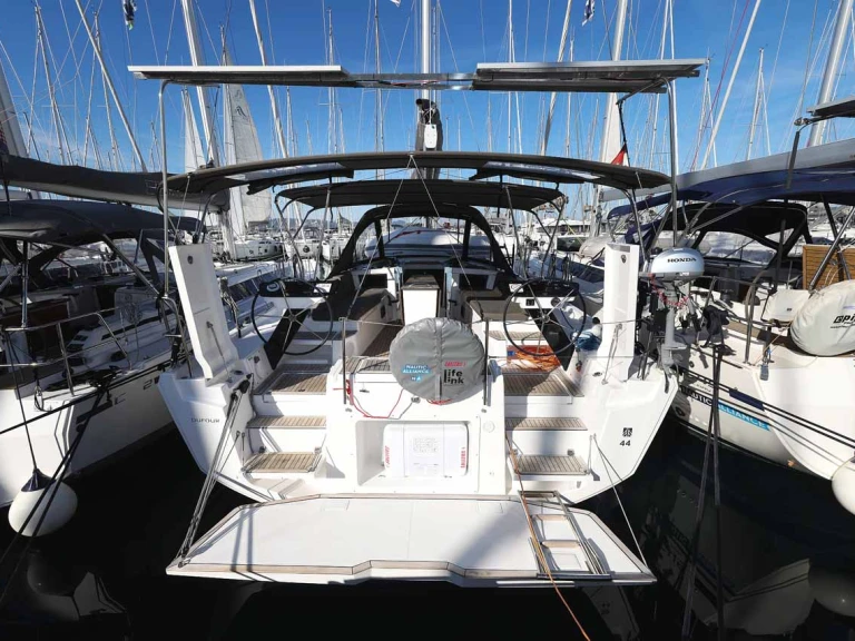 Boat rental Dufour Dufour 44 in Trogir on Samboat