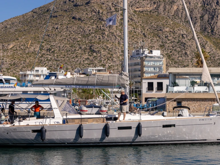 Bénéteau Oceanis 45 in Port de Pollença on SamBoat
