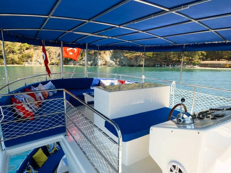 Motorboat for rent Göcek at the best price
