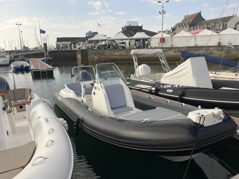 Zodiac Medline 6.8 in La Trinité-sur-Mer on SamBoat