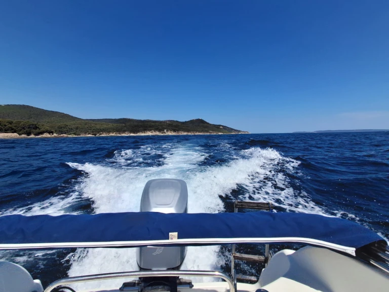 Rent a Quicksilver Quicksilver 635 Commander Les Salins d'Hyères
