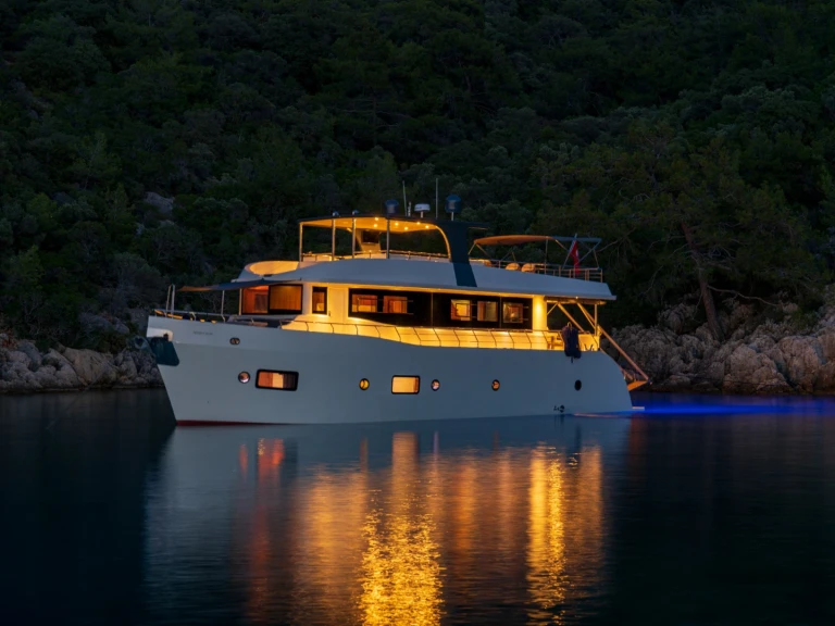 Motorboat for rent Göcek at the best price