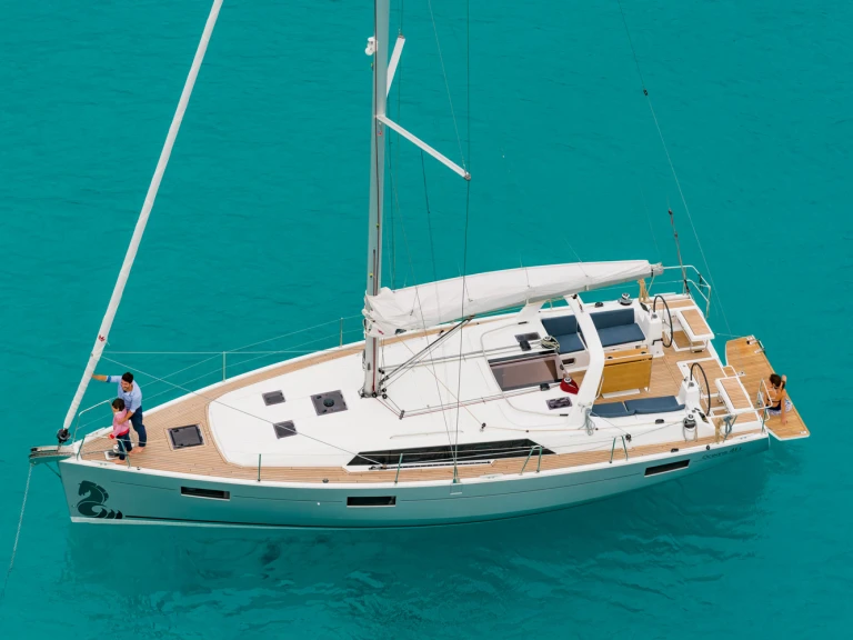 Sailboat for rent Port Vauban at the best price