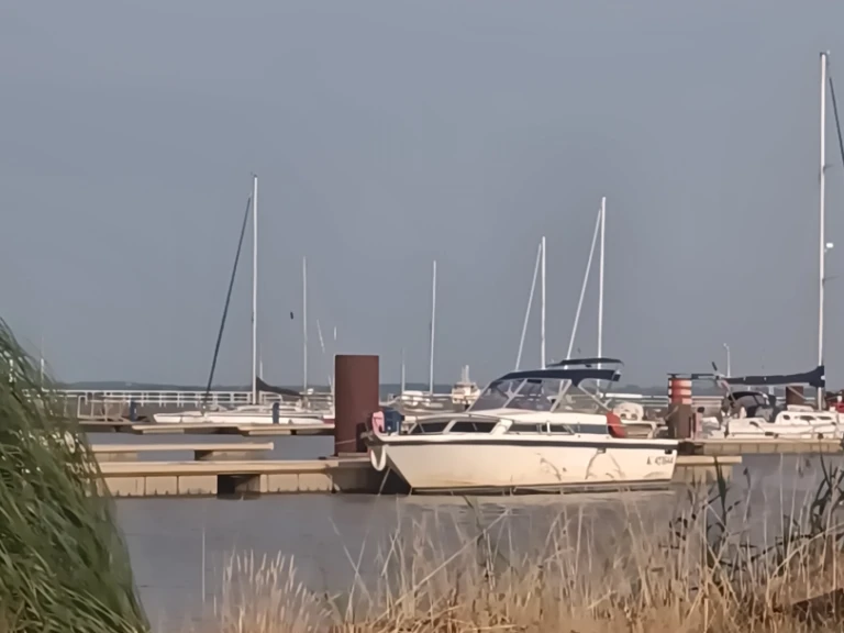 Motorboat for rent Pauillac at the best price