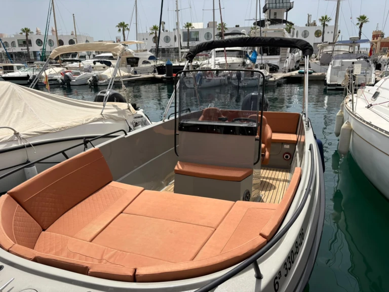 Boat rental Giant 600 SPORT in Port of Alicante on Samboat