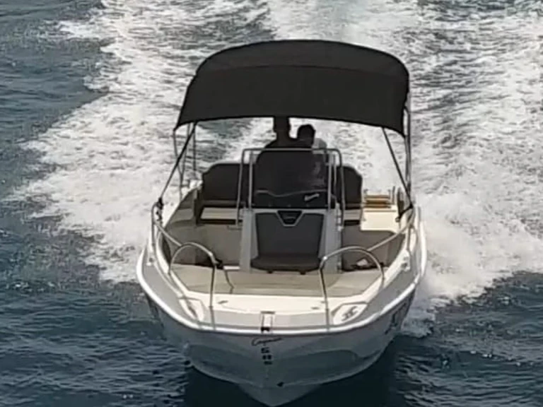 Rent a speedy Cayman 585 Trogir