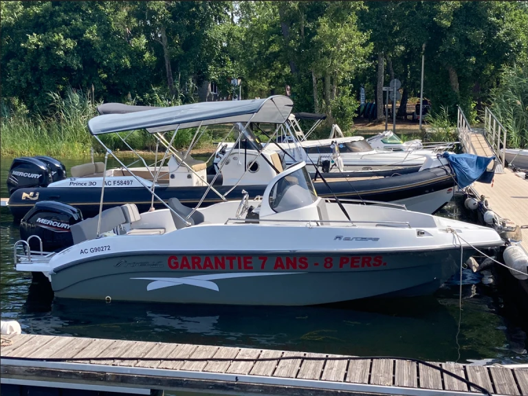 Motorboat rental with or without captain Nireus Sanguinet