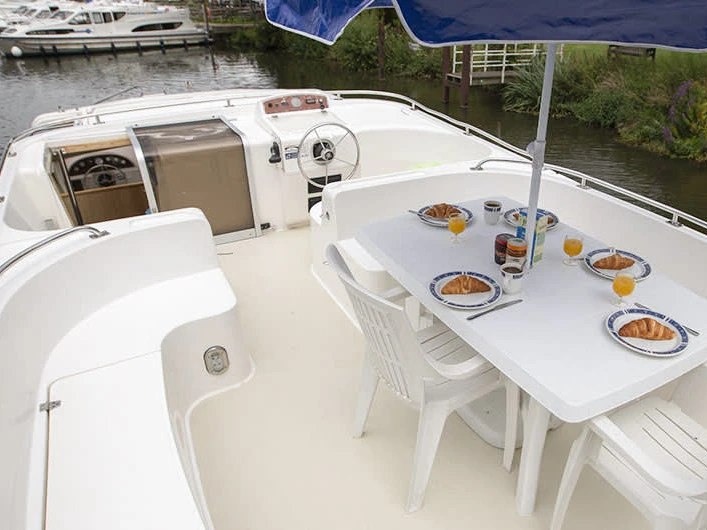 Yacht charter Homps cheap Grand Classique