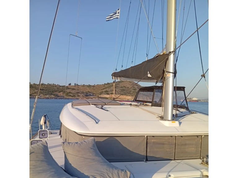 Boat rental Lagoon Lagoon 400 S2 in Alimos on Samboat