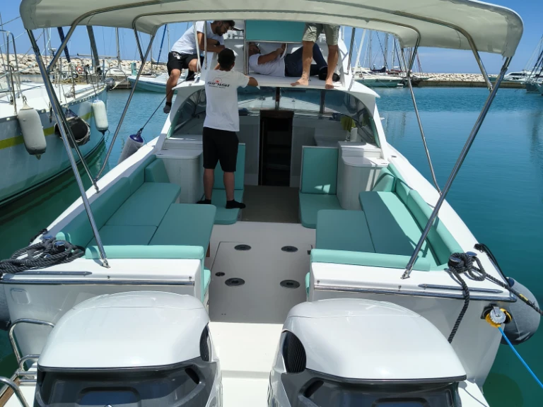 Bertram 31 in Porto Pozzo on SamBoat