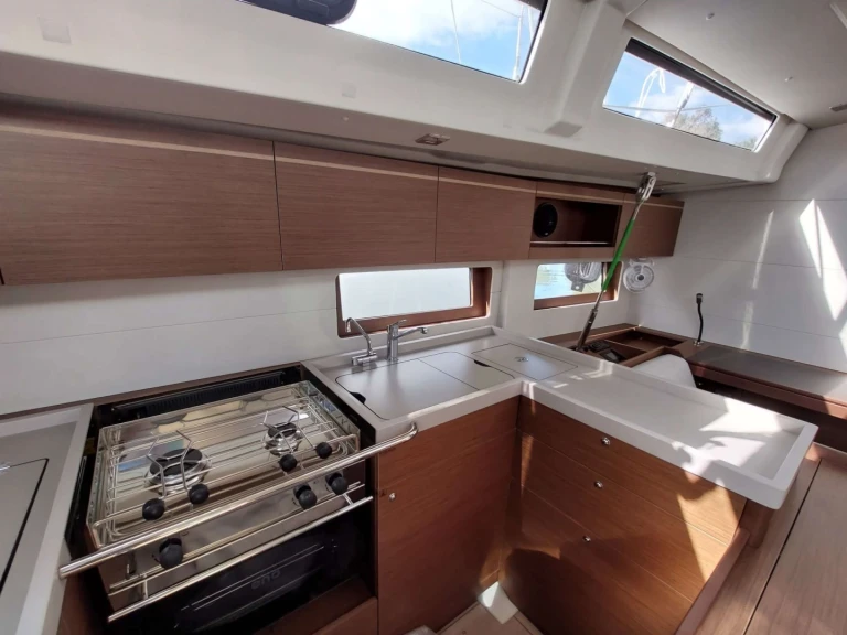 Sailboat rental in Lávrio - Bénéteau Oceanis 51.1