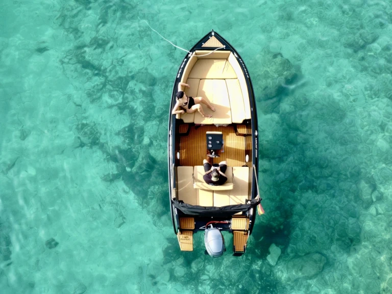 Bareboat Rental Motorboat Mareti with a boat licence