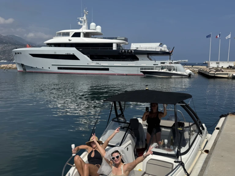 Motorboat rental with or without captain Jeanneau Nice