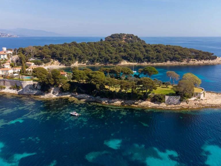 Rent a Jeanneau Prestige 34 Open Beaulieu-sur-Mer