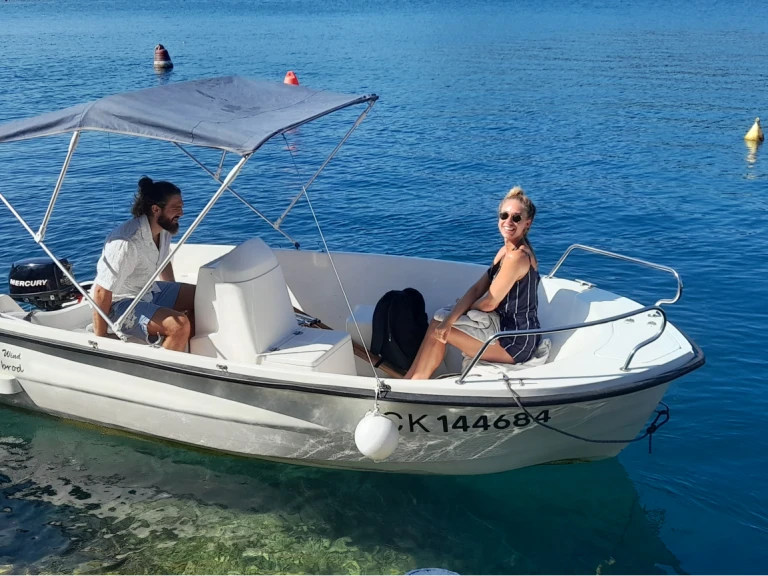 Motorboat rental with or without captain Elan Zaton Mali