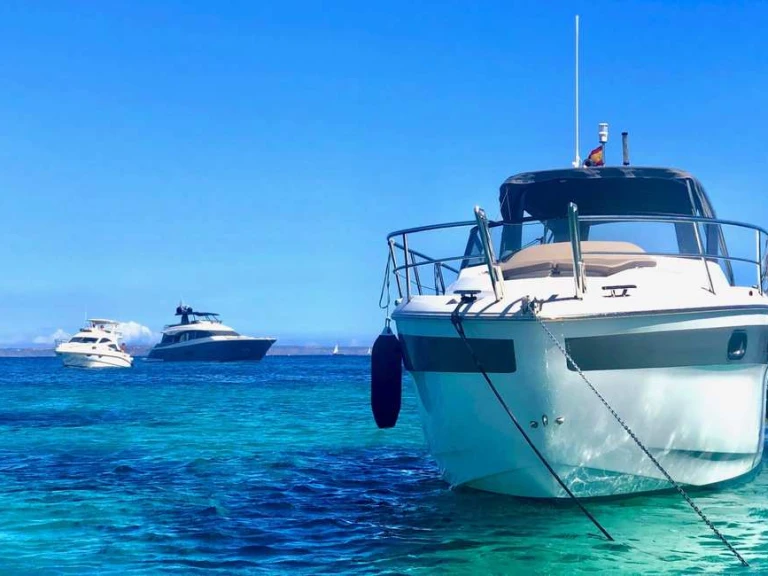 Bareboat Rental Motorboat Bavaria with a boat licence