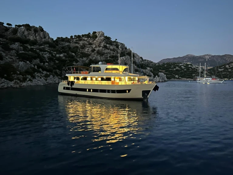 Bareboat Rental Luxury Yacht Custom Made with a boat licence