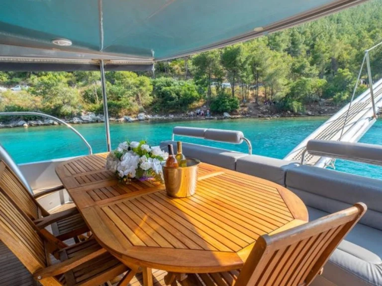 Bareboat Rental Luxury Yacht Custom Made with a boat licence